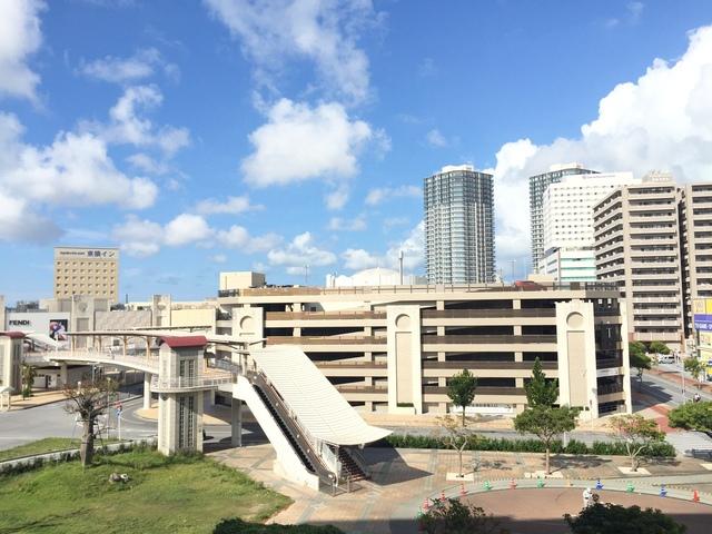 オフィスは通勤に便利なおもろまち駅の前。マイカー通勤も可能です。