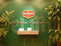 色のコントラストが印象的なオフィスエントランス