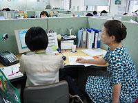 デスクはパーティションで区切られている