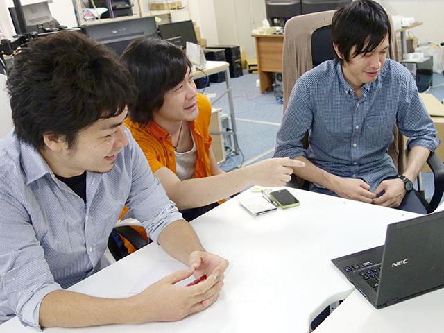 社内ミーティングではお互いがフラットな関係で意見出し合います。