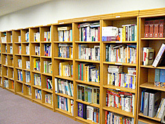 論理的思考のトレーニングに使われる<br />書籍類を始めとする蔵書がぎっしり並ぶ本棚。