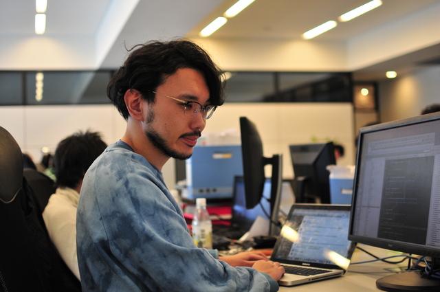 入社4年目。部門のリーダーとして働いています。結果を正当に評価する社風がクインテットにはあり、チャンスが平等にあります。