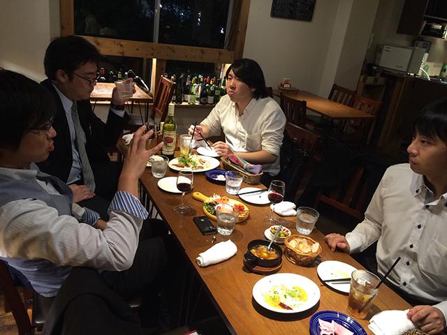 社員集会後に食事しながら今後の方針をディスカッション！！