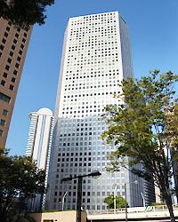 新宿住友ビル18階に本社を構える