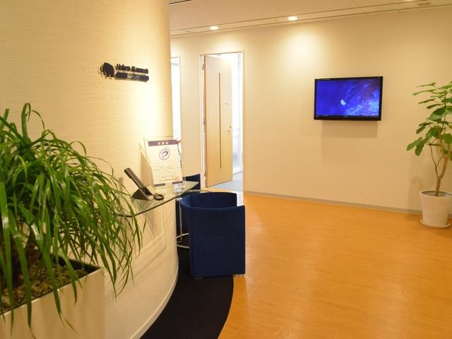 
オフィスは品川駅からスカイウェイで直結。
窓からの眺望が良いリフレッシュスペースや社内に置かれたマッサージチェアは、社員が自由に利用できます。周囲には飲食店やコンビニがたくさんあり、快適なオフィス環境です。
