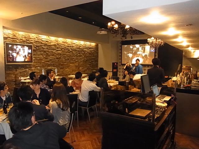 懇親会の様子。残業が少ないので、オンとオフを切り替えて楽しめる。