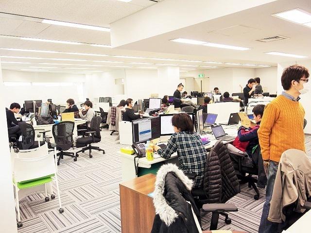 全社員がワンフロアで働いています。平均年齢は30代後半で落ち着いた雰囲気。コロナ禍前から、週2リモート/スライド勤務を実施しており、働きやすい環境づくりに取り組んでいます。