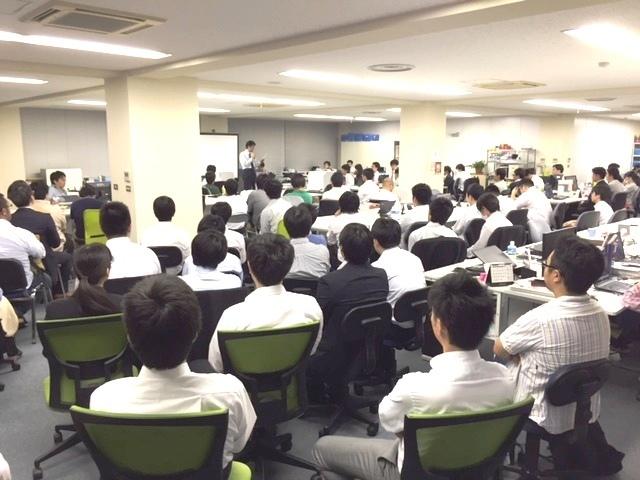 全体会議の風景。社内はコミュニケーションも多い。