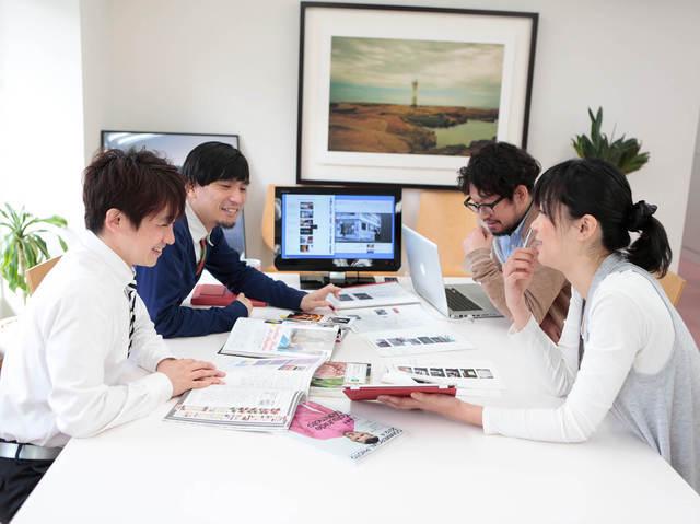 案件により、グラフィック・Web・ムービーに加え撮影関連スタッフも一緒に打ち合わせをすることも。