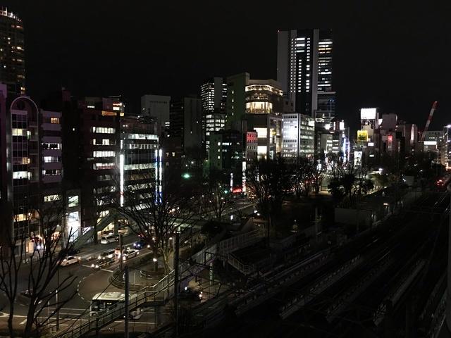 東京は渋谷駅。タワーレコードやニトリの先でにあり、渋谷駅の再開発が一望できる場所です。