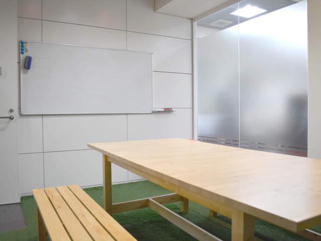 芝生のある会議室は設立時からの伝統で、枠にはまらないアイデアを出していこうという考えから生まれました。