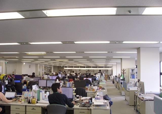 役員も社員もワンフロア。スピード、コミュニケーション、チームワークを大切にしている。