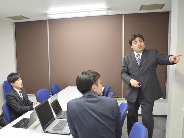社内ミーティング
さまざまなシステム環境で業務をしている社員の中で技術の情報共有を行っている。