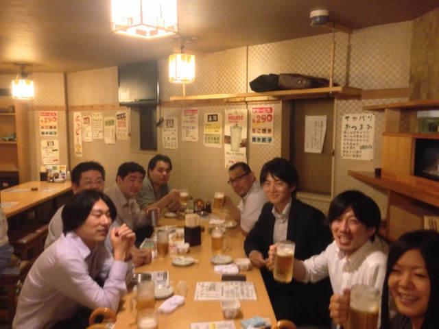 帰社日の打合せが終わったら…。
近くの居酒屋に集合して懇親会がスタート。
飲み方は様々で飲みたいものを飲みたいだけ、ソフトドリンクだけでも大丈夫！！
