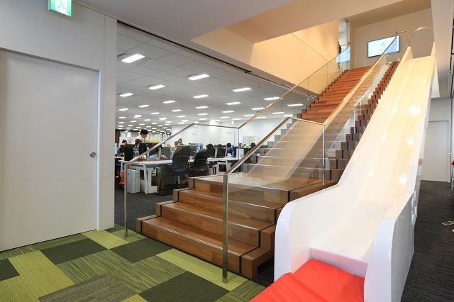 オフィスは、2015年に移転した大名古屋ビルヂング。すべり台もあるおもしろオフィスです。