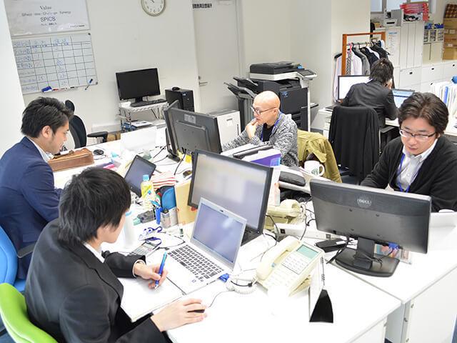 左から20代中途入社・新卒1年目・30代前半の中途入社のWEBデザイナー・30代前半の中途入社の営業課長とバランスがとれたチーム構成です。