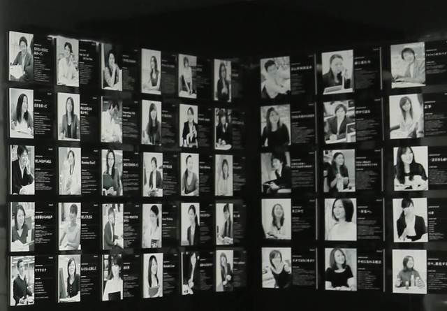 エントランスには社員の写真が並ぶ