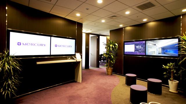 本社エントランス。都営大江戸線都庁前駅と直結の新宿住友ビル43Fにオフィスを構えています。