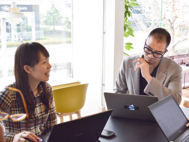 真面目なミーティングも、笑いが多めです。