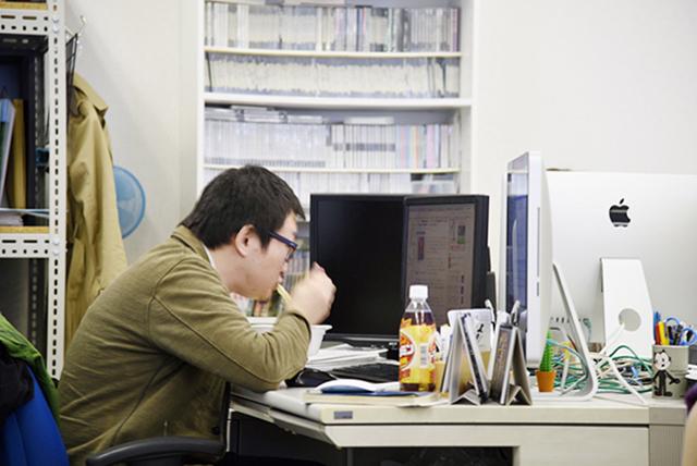 ランチタイムは各々自由に過ごします。札幌駅にほど近く食事所も豊富です。写真は焼きそば大好き茸平さんのランチ風景。