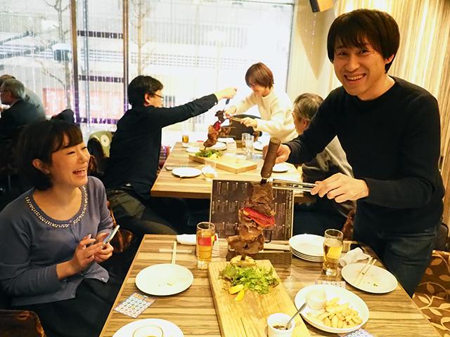 新年会の風景。ITとデザイナーが多い当社でも案外肉好き多いんです。