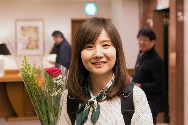 年２回の取組み発表会では、スタッフ全員に花が配られます。