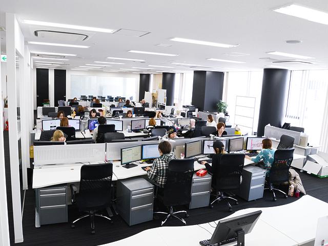 ワンフロアに約35名のスタッフでお客様に情報を発信しています。