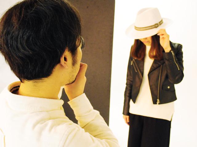 社内の撮影スタジオでモデル撮影・ブツ撮影を行います。ランディングページ作成時にはデザインナーと仕上がりイメージ固めます。