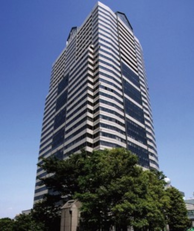 オフィスは赤坂の高台に位置するビルの23階。周辺には都心とは思えないほど緑も多く、春は眼下に桜並木を眺めることができます。