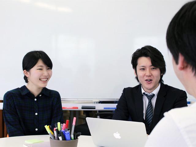 講師や教材開発、エンジニアなど職種を超えて議論を行い、より学びやすいサービスを目指している。