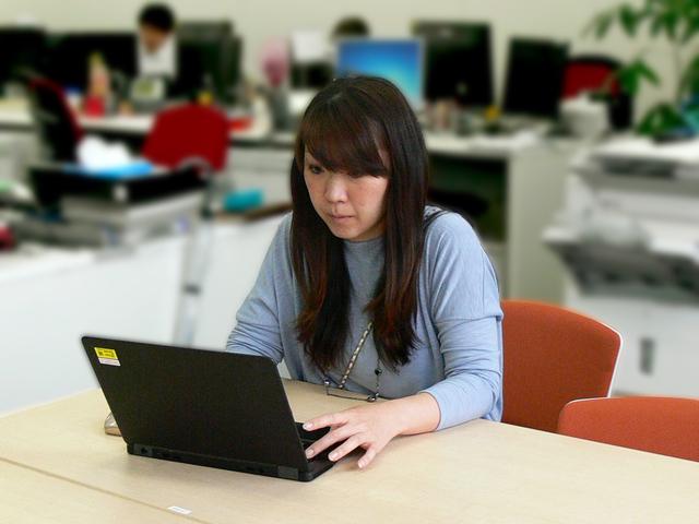 現在はリモートワークを採用し、自宅からの業務を中心に実施しています。