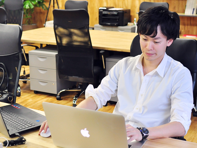 ディレクターの井上。企業とデザイン・システムの管理を取りまとめ
、滞りなく成功へと牽引します。