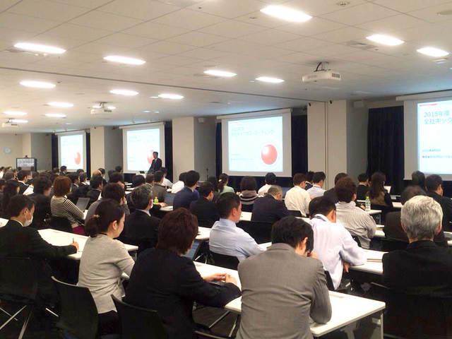 全社ミーティング風景。同社では、個々の主体性や自主性を尊重し、権限を委譲する自由な雰囲気がある。