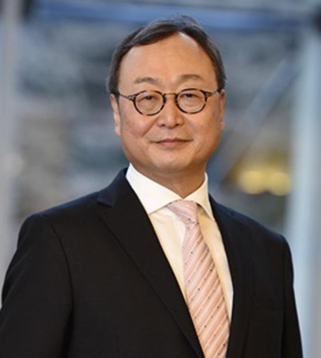 代表取締役 原口 明彦 氏
大学卒業後、中堅出版社に入社。途中で印刷会社に出向した時期をはさみ、出版物の企画、編集、営業に加えて印刷のプロセスや営業まで、いわば出版界の風上から風下までの仕事を広く経験した人物だ。