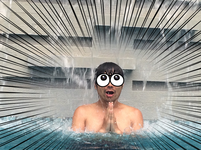 （プールの）滝に打たれながら企画を考えたりもします。※実際にはしません。