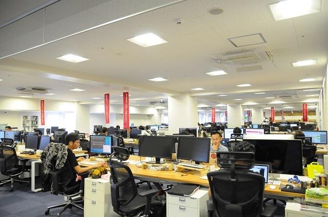 部署ごとの仕切りもなくワンフロアの執務スペースとなっており、コミュニケーションがとりやすいです。