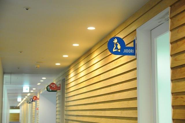 たくさんある会議室には宮崎の名産品の名前がついています。壁は宮崎県産の杉を利用しています。