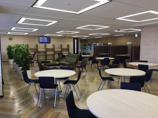 オフィス内にあるリラックススペース。ここで食事や休憩をする社員も多い。