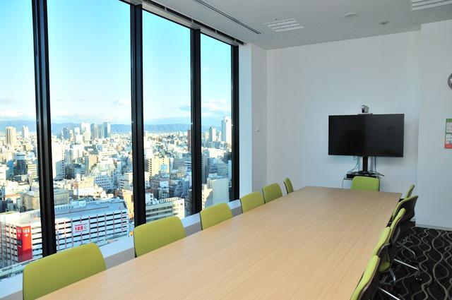 開放感のあるミーティングルームで自由闊達に意見を出しあいます。