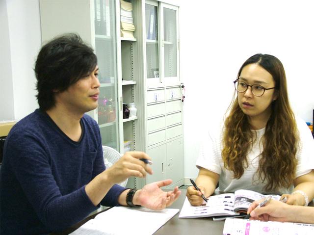 ワンフロアの社内には企画や営業、サポートといったすべての部署があり、部署を横断したミーティングも多い。