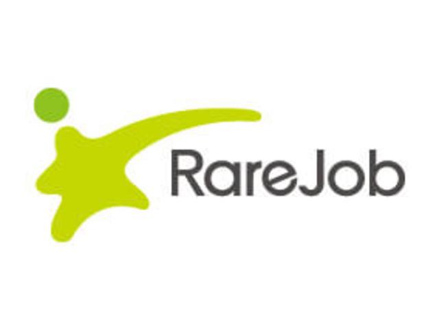 レアジョブのロゴ「シャイニングスター」は、流れ星のように輝き、世界を巡り、チャンスと出会って喜びに満ちた人の姿を表しています。また、肩を組むように手を差し伸べるかたちには、講師やスタッフが受講者に寄り添い、成果を出すという想いも込めました。