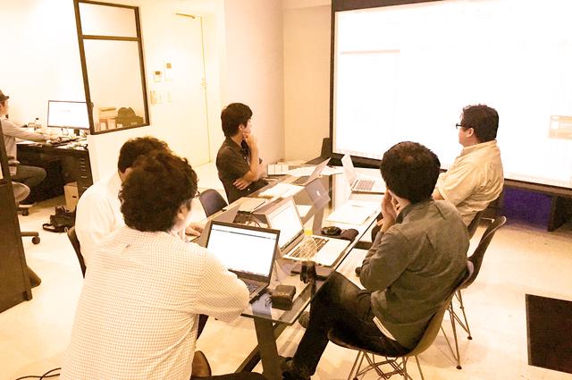 ３拠点・在宅をネットワークで繋ぎ、プロジェクト毎に案件共有を図る。離れていても近くにいるようなコミュニケーションを図っている