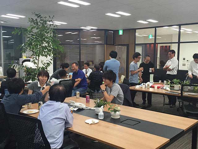 毎月末に常駐メンバーも交えてPIZZAパーティーやってます！インターン生、パートナーさん、ときにはクライアントも参加して盛り上がります。
