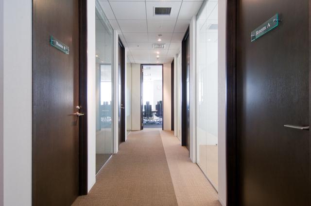 約140名の弁護士が在籍し、事務員などを合わせると450名近い規模でサービスを提供している。弁護士の平均年齢が30代と非常に若く、弁護士とパラリーガルとの絶妙なチームワークによって様々な事案を解決に導いている。