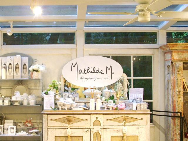 社内には、化粧品・サプリメント・健康食品・雑貨・インテリアなど様々な商品が展示されている。