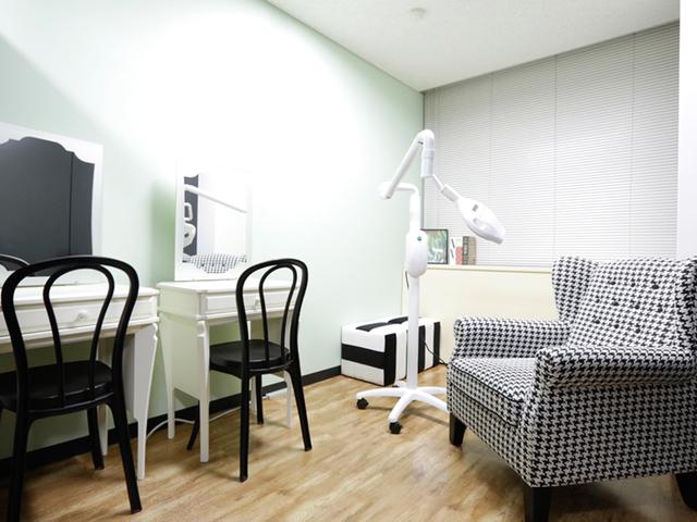 女性が多いことに鑑み、パウダールームを設置。鏡台とデンタルホワイトニング装置があり、使い放題だという。