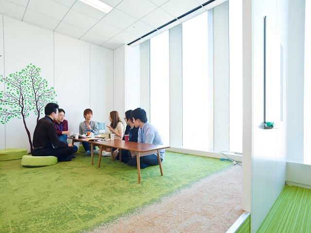 横浜オフィス。みんなでお昼休みにご歓談。