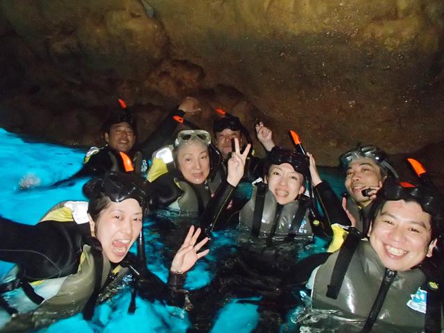 社員旅行の一コマ。2016年は沖縄へ。アットホームな雰囲気。