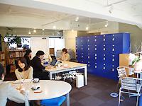 青と白を基調とした光溢れるオフィス