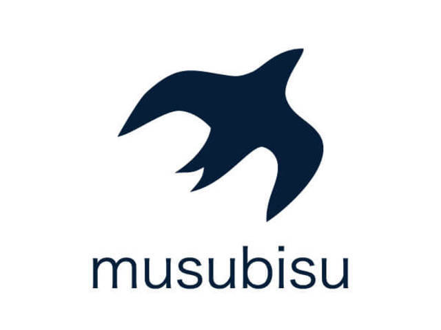 社名の“musubisu”とは、『結ぶ』と『アンコール』を意味する『bis』を組み合わせた造語で、そこには「アンコールが起こるような結びを」という意味が込められている。